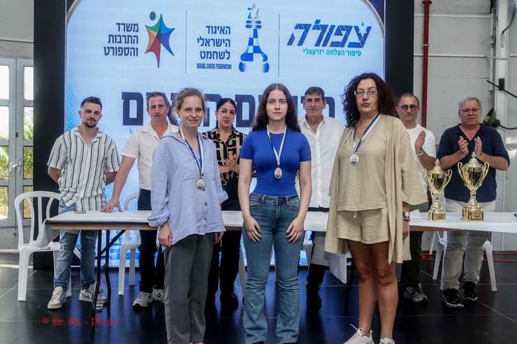 הזוכות אצל הנשים, כשאוריאן במרכז (צילום: מארק ליפשיץ) הזוכות אצל הנשים, כשאוריאן במרכז