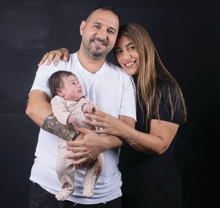 “הילדים הגדולים רבים עליה". בת אל ונתי גנון עם נאיה (אביגיל עוזי) “הילדים הגדולים רבים עליה". בת אל ונתי גנון עם נאיה