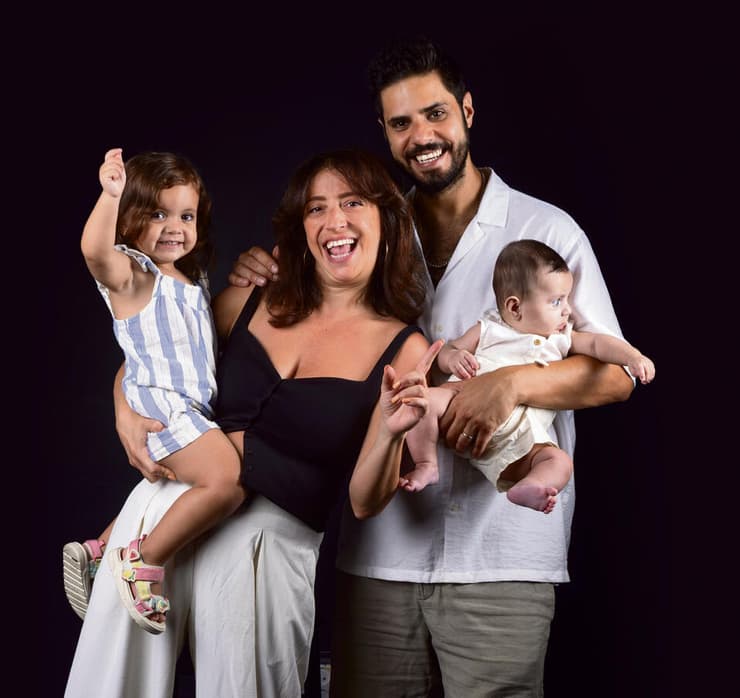 “אי־אפשר לשקוע או ליפול". שרה ואדיר דהן עם שיה וארי (אביגיל עוזי) “אי־אפשר לשקוע או ליפול". שרה ואדיר דהן עם שיה וארי