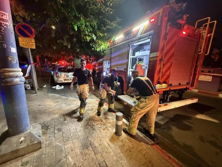 לוחמי האש בזירה (צילום: תיעוד מבצעי מד"א) שריפה בחניון תת-קרקעי בבניין מגורים