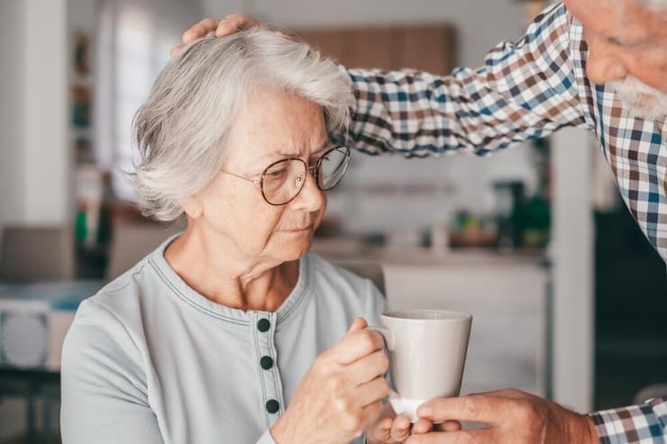 לא כל ליקוי קוגניטיבי מוגדר כדמנציה (צילום: shutterstock) זוג מבוגר
