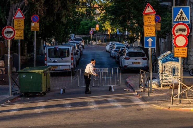 בבירה כבר רגילים. מציבים מחסום בכניסה לרחוב, בנוהל הקבוע (צילום: שלו שלום ) חסימות הכבישים והרחובות של החרדים בשבת - מחאות החרדים בירושלים