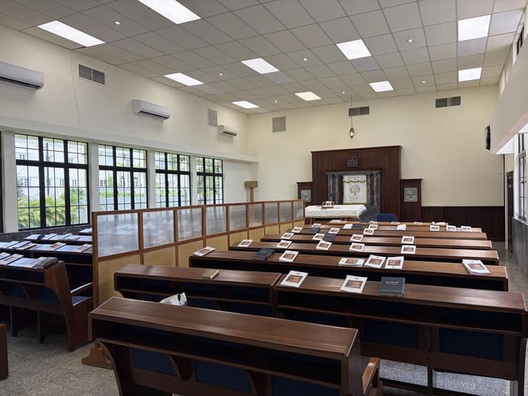 בית הכנסת הקהילתי (צילום: דניאל אדלסון) בית הכנסת הקהילתי. הבדיחה אומרת שלפעמים יש שלושה שומרים על חמישה מתפללים