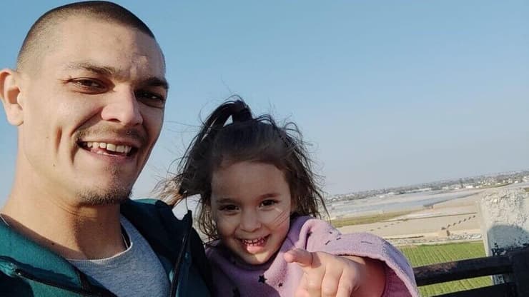 "אבא תמיד אמר לי שאני חזקה". אריאה פיבנב עם אבא איגור ז"ל (צילום: באדיבות המשפחה) עולות ל כיתה א בלי אבא אריאה פיבנב עם אבא איגור ז"ל