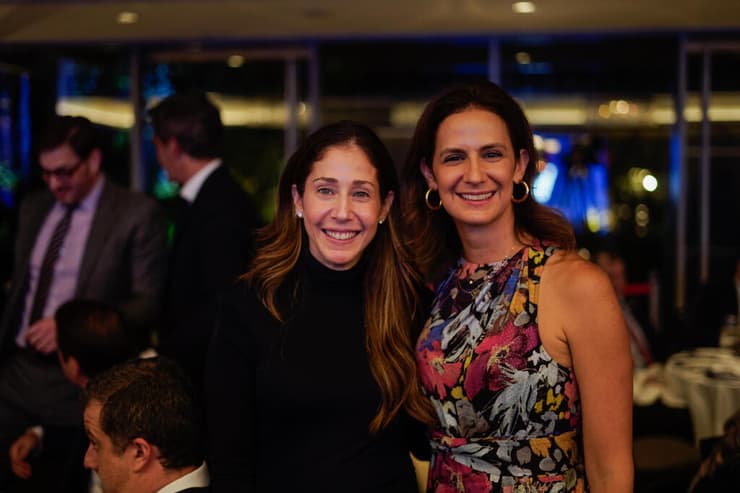 מימין: דבורה אפלויג וקרן קוניג (צילום: דניאל אדלסון) מימין: דבורה אפלויג וקרן קניג
