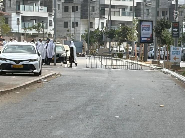 בצד השני: מחסומים (צילום: מאיר תורג'מן) חסימות הכבישים והרחובות של החרדים בשבת: שכונת הסופרים בבני ברק