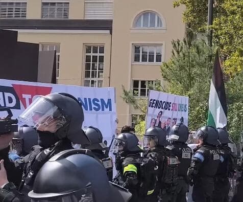 מפגינים ושוטרים בשבת בבזל (צילום: מתוך הרשתות החברתיות) מפגינים ושוטרים בשבת בבזל