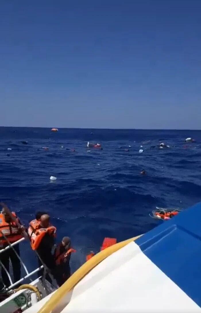 נוסעים באפודי הצלה מביטים על שברים וציוד פזורים בים, במהלך מבצע החילוץ צפון קפריסין הטורקית מעבורת התהפכה תיעוד ניצולים מתוך האתר הטורקי יני סאפאק