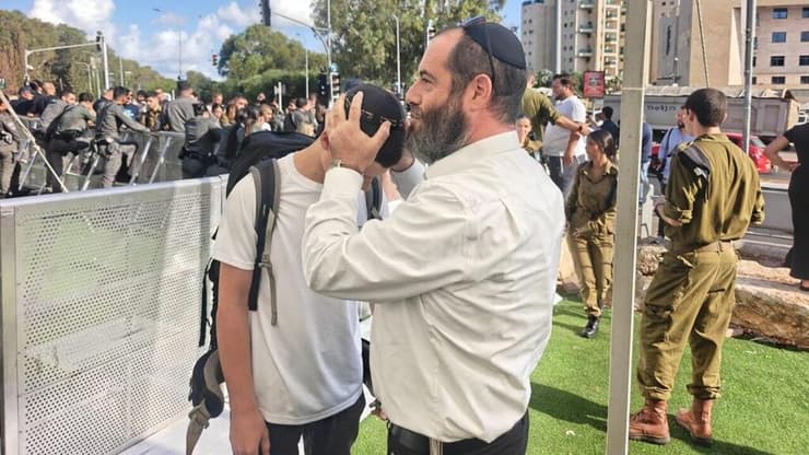 חלק מהצעירים הגיעו בליווי המשפחות (צילום: עמותת שומר ישראל) צילומי משפחות של מועמדים בגיוס חרדים בתל השומר