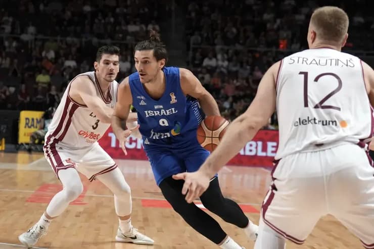 "אין לי תירוצים". סורקין (צילום: FIBA) לטביה ישראל רומן סורקין