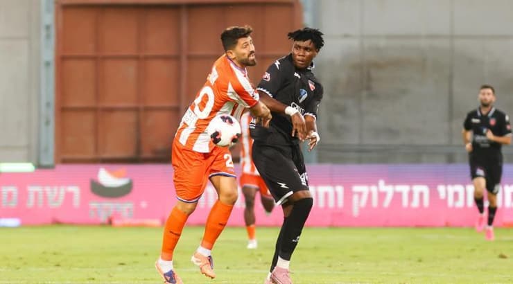 דולב אזולאי במאבק על הכדור (שחר גרוס) דולב אזולאי במאבק על הכדור