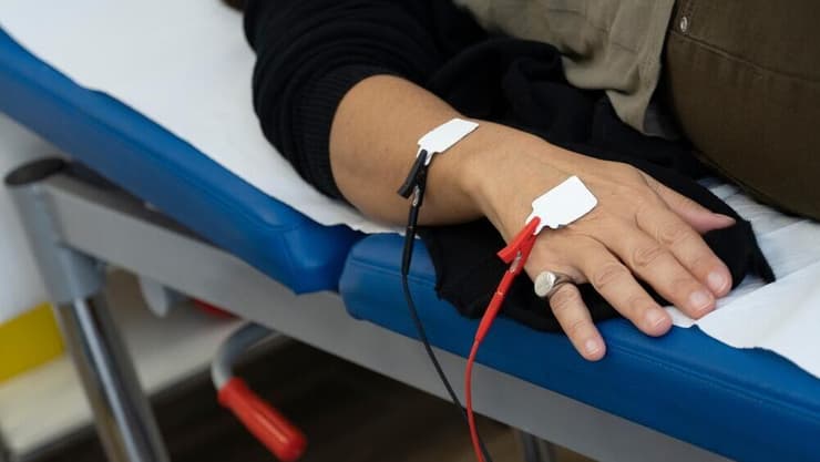 מכשיר BIA מעריך את הרכב הגוף באמצעות מדידת ההתנגדות של הגוף לזרם חשמלי חלש (צילום: Shuttersotck) BIA, DXA