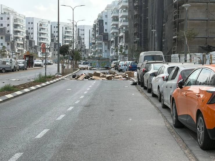 ברוכים הבאים ל"מתחם הסופרים": מחסום קרטונים על הכביש, באמצע השכונה בשבת (צילום: מאיר תורג'מן) חסימות הכבישים והרחובות של החרדים בשבת: שכונת הסופרים בבני ברק