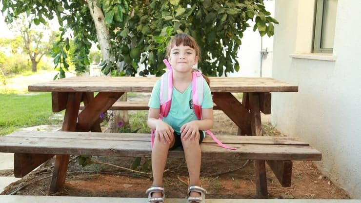 "כיף לחזור לבית שלנו, לאכול גלידה במרפסת עם אחותי ולעשות אמבטיה". גליה תיבון, תתחיל כיתה א' (צילום: בראל אפרים ) גליה תיבון, תתחיל כיתה א'
