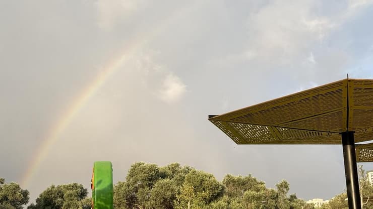 קשת בפתח תקווה לאחר הגשם, בסוף אוגוסט (צילום: נבו שלום ) קשת בפתח תקווה לאחר הגשם
