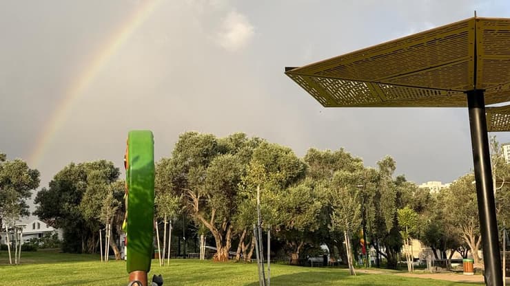 קשת בפתח תקווה לאחר הגשם (צילום: נבו שלום) קשת בפתח תקווה לאחר הגשם