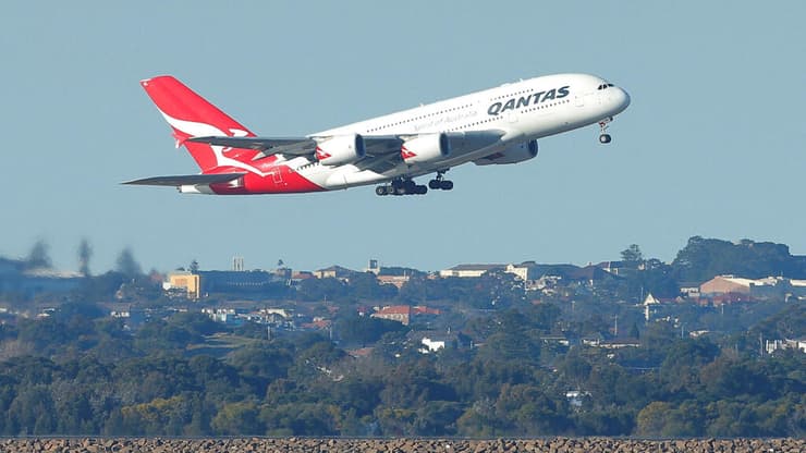 מטוס איירבוס A380-800 של קוואנטס ממריא מנמל התעופה הבינלאומי בסידני בדרכו לדובאי (צילום: רויטרס/Jason Reed) מטוס איירבוס A380-800 של קוואנטס ממריא מנמל התעופה הבינלאומי בסידני בדרכו לדובאי