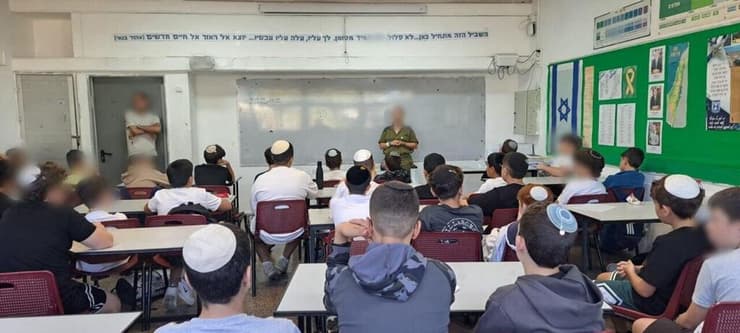 "בתוך העשייה המבצעית, הדברים האזרחיים עלולים להתגמד - וצריך להיזהר מזה" (צילום: דובר צה"ל) מה חמ"ל ל בית הספר ה מנהלים וה מורים שלוקחים החלטות הרות גורל ב חזית וב עורף