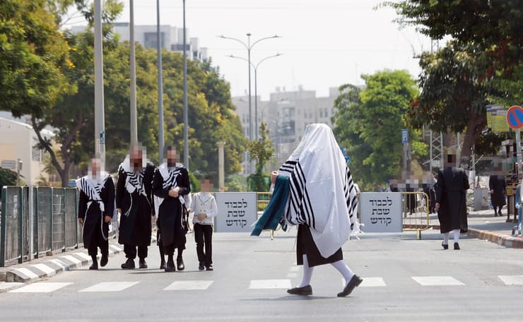 רובע ז' הסגור, כמדי שבוע. "יש כאן סטטוס קוו שנשמר באופן שקט" (צילום: גדי קבלו) חסימות הכבישים והרחובות של החרדים בשבת: אשדוד