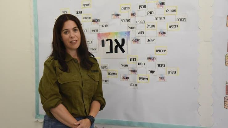 יסכה גרינבאום. "אני סוג של זיכרון שממשיך את אחי" (צילום: אביהו שפירא) מורה על מדים. יסכה גרינבאום