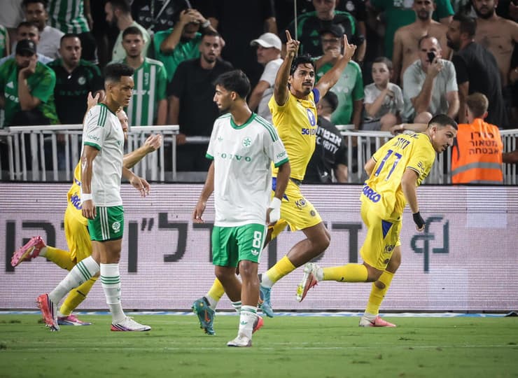 דור פרץ חוגג מול חיפה (צילום: עוז מועלם) דור פרץ חוגג