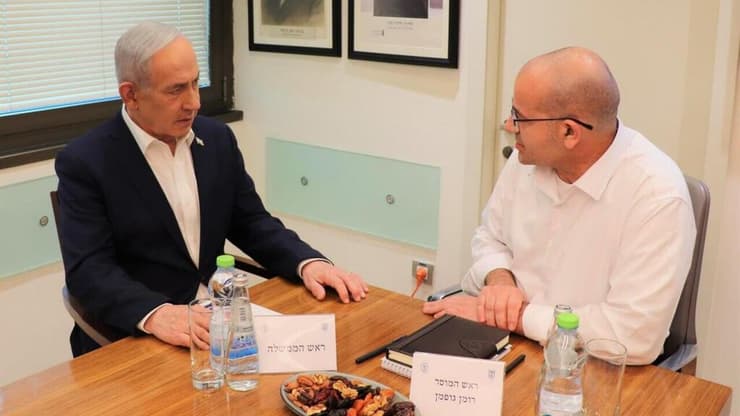 ראש הממשלה בנימין נתניהו בפגישה עם ראש המוסד רומן גופמן במטה המוסד