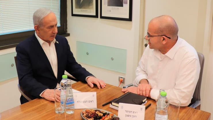 ראש הממשלה בנימין נתניהו בפגישה עם ראש המוסד רומן גופמן במטה המוסד