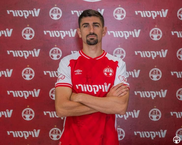 נחמיאס והמדים החדשים (צילום: באדיבות הפועל באר-שבע) נחמיאס והמדים החדשים