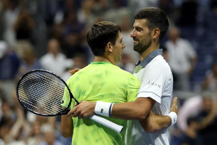 ג'וקוביץ' ונאבונה נפרדים כידידים (צילום: Matthew Stockman/Getty Images) ג'וקוביץ'