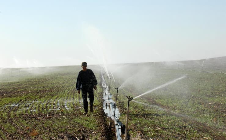 השקיית שדות בנגב (צילום: מאיר אזולאי) השקיית שדות בנגב