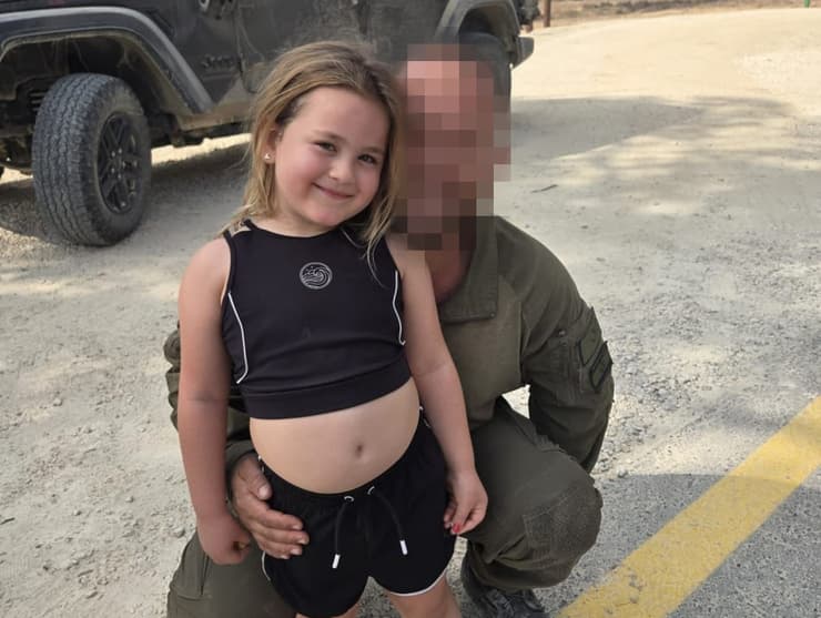 מאיה בת ה-6 ואביה אל"ם נ' סמח"ט גולני מלווה את הבת שלו לכיתה א'