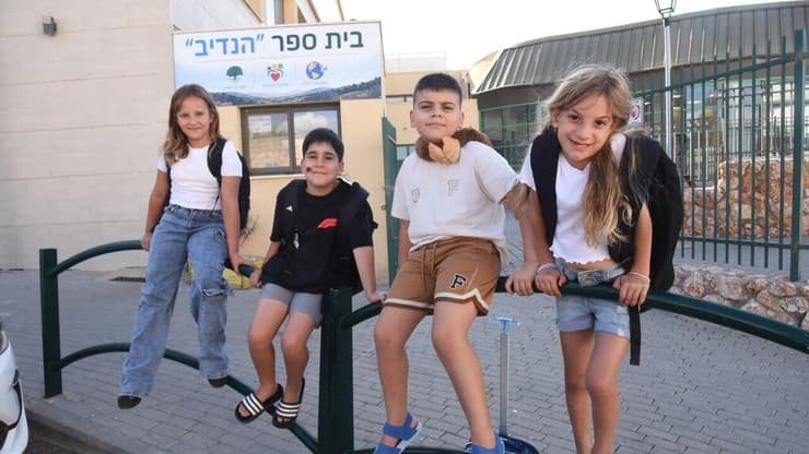 תלמידי בית ספר "הנדיב" במטולה חוזרים אחרי שלוש שנים (צילום: אביהו שפירא) תלמידי ביה"ס הנדיב במטולה חוזרים אחרי שלוש שנים