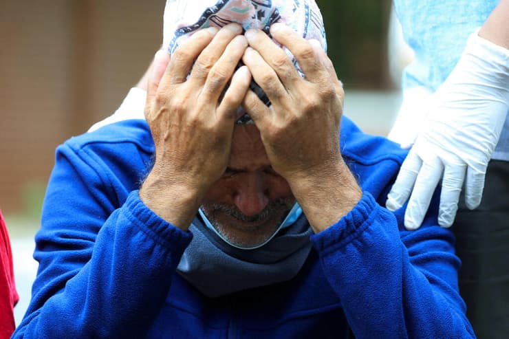 צילום: REUTERS/Adnan Abidi קרובי קורבנות אסון שיטפון שיטפונות ב נפאל באתר שריפת גופות שבמחוז צ'יטוואן
