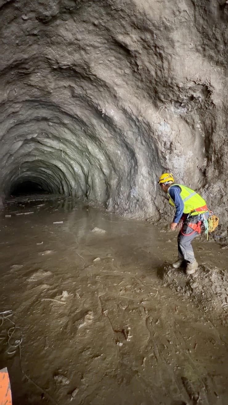 מנהרות שמשאית יכולה לעבור בהן, אבל זה לא מבטיח זרימה של חמצן (צילום: Ashish Gurung/via REUTERS) מנהרות שמשאית יכולה לעבור בהן, אבל זה לא מבטיח זרימה של חמצן