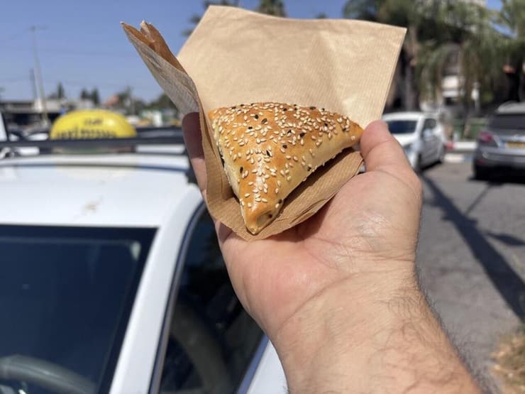 סמסה בקר ממאפיית אשר. הקשתות הבוכריות חשפו את הפלא (צילום: קובי רובין) סמוסה בקר ממאפיית אשר