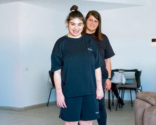 "יצא לי כמה פעמים להיתקע איתה בחוץ בזמן האזעקה". אילנית ובתה ליטל (יובל חן) אילנית ובתה ליטל