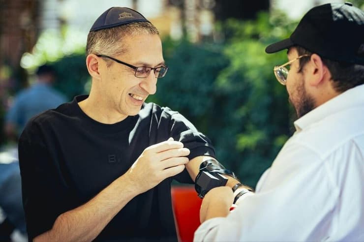 מניחים תפילין בפסטיבל (צילום: EMIH/Kovács Milán) פסטיבל הצ'ולנט של בודפשט