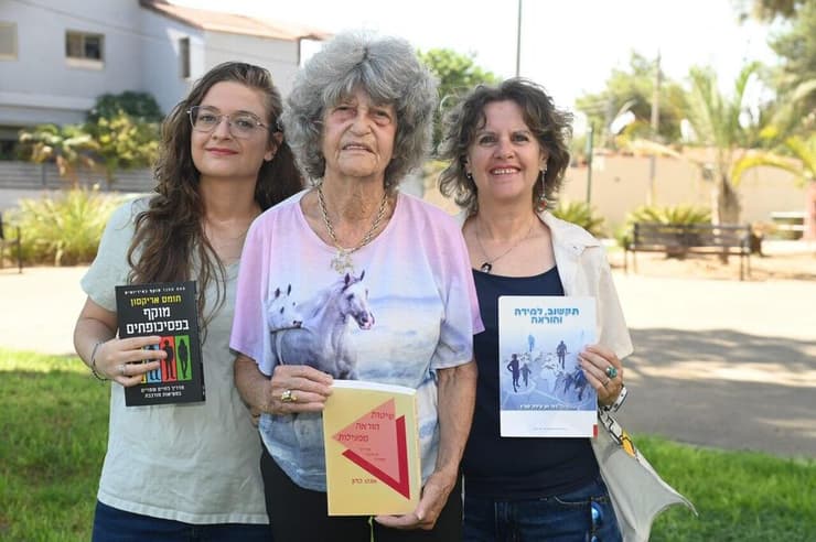 מימין: בתיה, הלה וזיו. "מורה יכולה לשנות חיים" (צילום: הרצל יוסף) בית חינוכי. זיו, הלה ובתיה