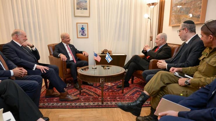 נתניהו עם השגרירים האמריקנים שמנהלים את המו"מ עם לבנון (צילום: מעיין טואף/ לע״מ) ראש הממשלה בנימין נתניהו נפגש בלשכתו עם שגריר ארה״ב בלבנון, מישל עיסא ועם שגריר ארה״ב בישראל, מייק האקבי שמובילים את השיחות בין ישראל ללבנון