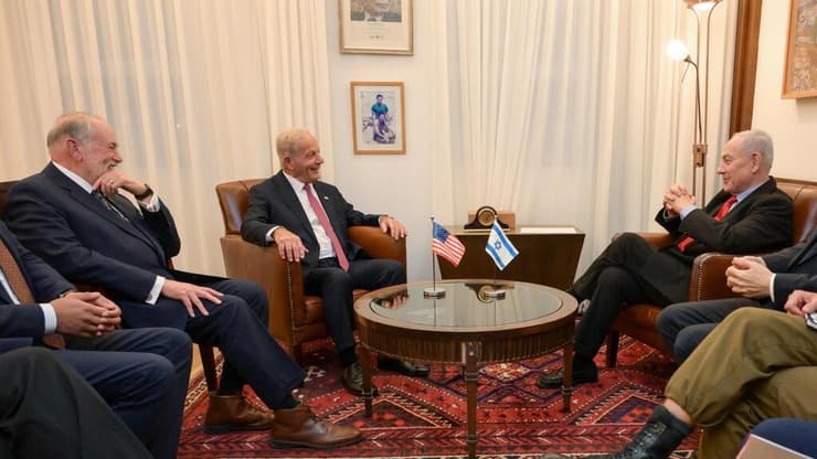 נתניהו אישר לשחרר את האסירים הלבנונים, בפגישה עם שגרירי ארה"ב (צילום: מעיין טואף/ לע״מ) ראש הממשלה בנימין נתניהו נפגש בלשכתו עם שגריר ארה״ב בלבנון, מישל עיסא ועם שגריר ארה״ב בישראל, מייק האקבי שמובילים את השיחות בין ישראל ללבנון