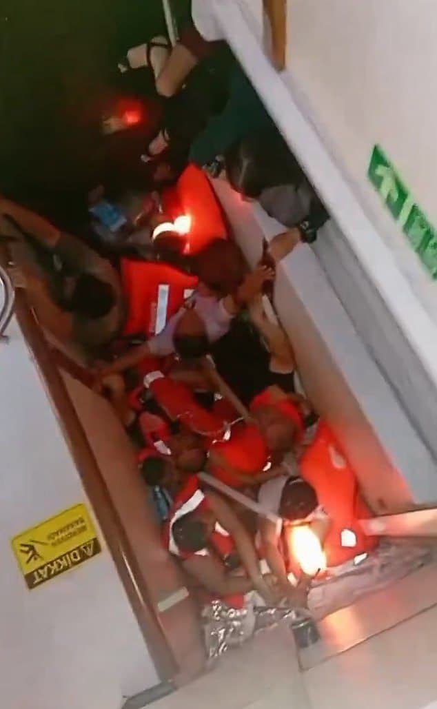 נוסעים לכודים בתוך המעבורת, כפי שתועדו שלשום אסון מעבורת טביעה צפון קפריסין קפריסין הטורקית נוסעים לכודים