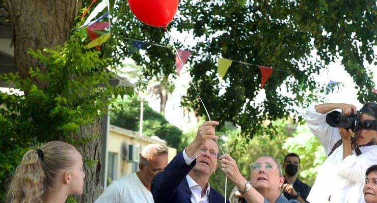 הנשיא הרצוג מפריח בלון להיימנוט קסאו במטה אשר