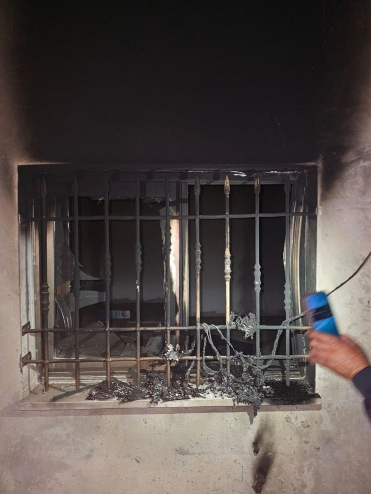 הצתת האש במסגד מתנחלים הציתו אש במסגד וריססו כתובות נאצה על הקירות שלו במהלך תקיפה בכפר בזאריא צפון-מערבית לשכם.