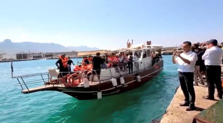 רגע הגעתם של כמה מהניצולים אל החוף ביום ראשון (צילום: REUTERS/Reuters TV) אסון טביעה מעבורת צפון קפריסין קפריסין הטורקית טורקיה קרובי משפחה ניצולים מגיעים לחוף