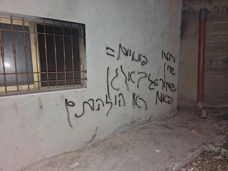 כתובות נאצה במסגד באזור שכם מתנחלים הציתו אש במסגד וריססו כתובות נאצה על הקירות שלו במהלך תקיפה בכפר בזאריא צפון-מערבית לשכם.