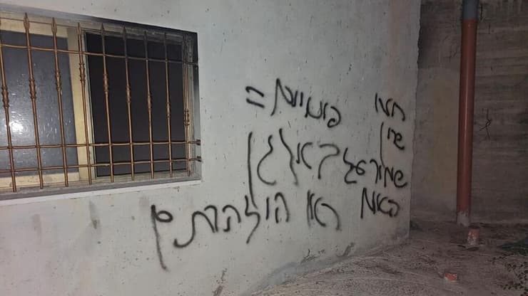 איומים על קירות המסגד מתנחלים הציתו אש במסגד וריססו כתובות נאצה על הקירות שלו במהלך תקיפה בכפר בזאריא צפון-מערבית לשכם.