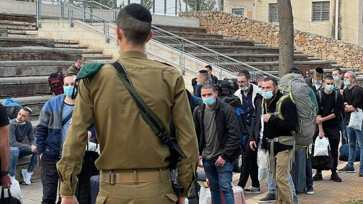 אריאל בשירות הסדיר שלו, מגייס חרדים בגבעת התחמושת. "אתה לא מתייעץ עם מי שהרס איך לבנות" (צילום: אלבום פרטי) אריאל בשירות הסדיר שלו, מגייס חרדים בגבעת התחמושת