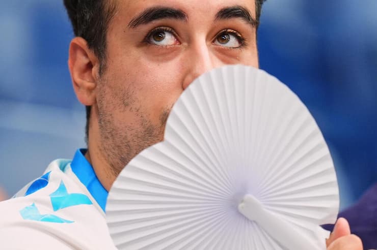 גם גברים משתמשים בה (צילום: Manu Fernandez\AP) המניפה הספרדית המסורתית
