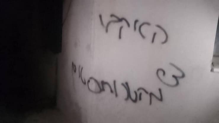 המסר לשגריר ארה"ב מתנחלים הציתו אש במסגד וריססו כתובות נאצה על הקירות שלו במהלך תקיפה בכפר בזאריא צפון-מערבית לשכם.