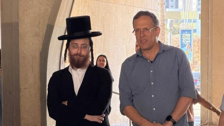 ח"כ משה טורפז מיש עתיד בהפגנה לצד הורי הממ"ח תלמידי בית הספר הממלכתי-חרדי באשדוד הגיעו למחות מול העיריה על כך שלטענתם לא מאפשרים מבנה תקין לילדים חרדים